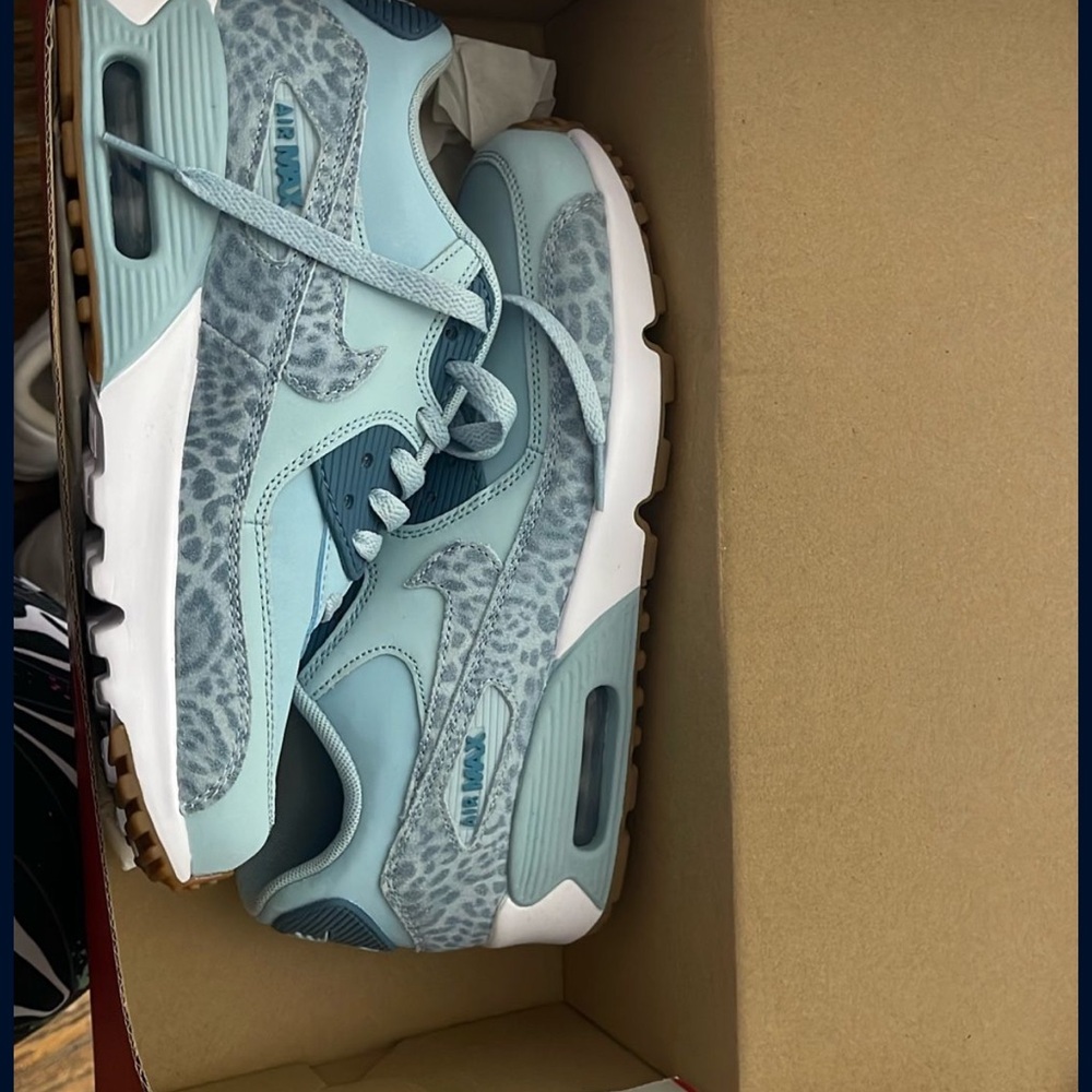 Nike Air Max 90 Gray Leopard Print Athletic Shoes - Picture 3 of 3
